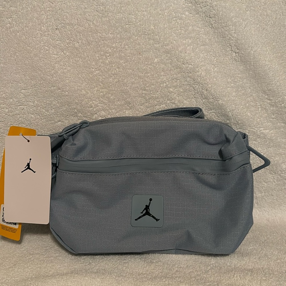 Jordan cross over bag. Color Blue/zGrey.